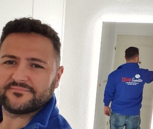 Inhaber der Dino Sanitär GmbH in der blauen Firmenjacke