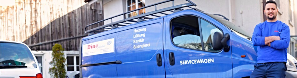 Inhaber vor dem blauen Servicewagen der Dino Sanitär GmbH