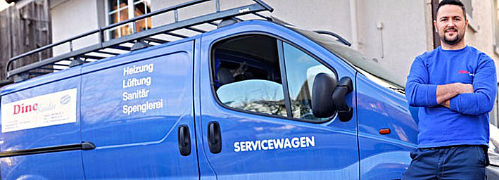 Blauer Servicewagen mit Beschriftung Heizung, Lüftung, Sanitär, Spenglerei