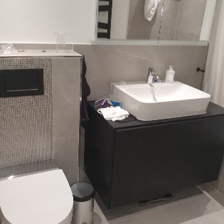 Waschtisch mit Aufsatzbecken und Mosaik-Vorwand