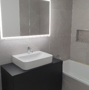 Waschtisch mit LED-Spiegel und Badewanne
