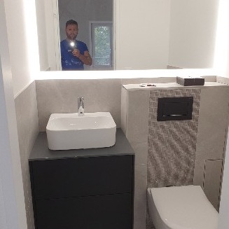 Gäste-WC mit LED-Spiegel, Aufsatzbecken und Mosaik-Vorwand