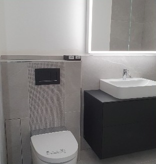 Wand-WC mit Betätigungsplatte und Waschtisch