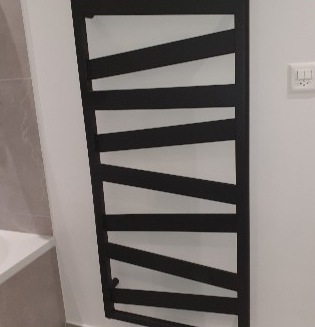 Schwarzer Design-Handtuchheizkörper im neuen Bad