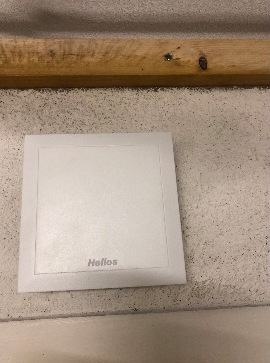 Montiertes Helios Lüftungsgerät an der Wand
